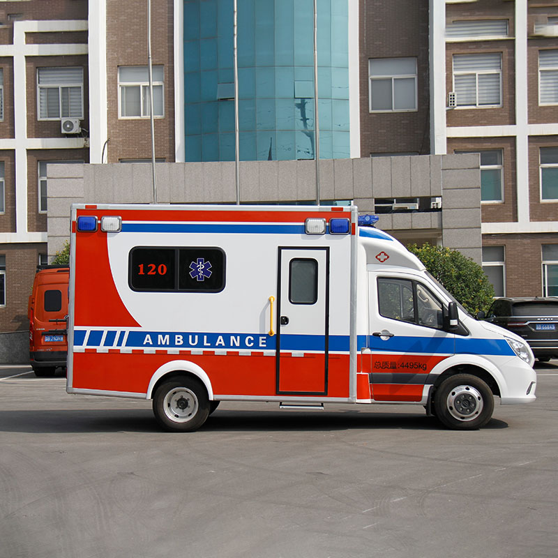 Ambulância com cabine quadrada