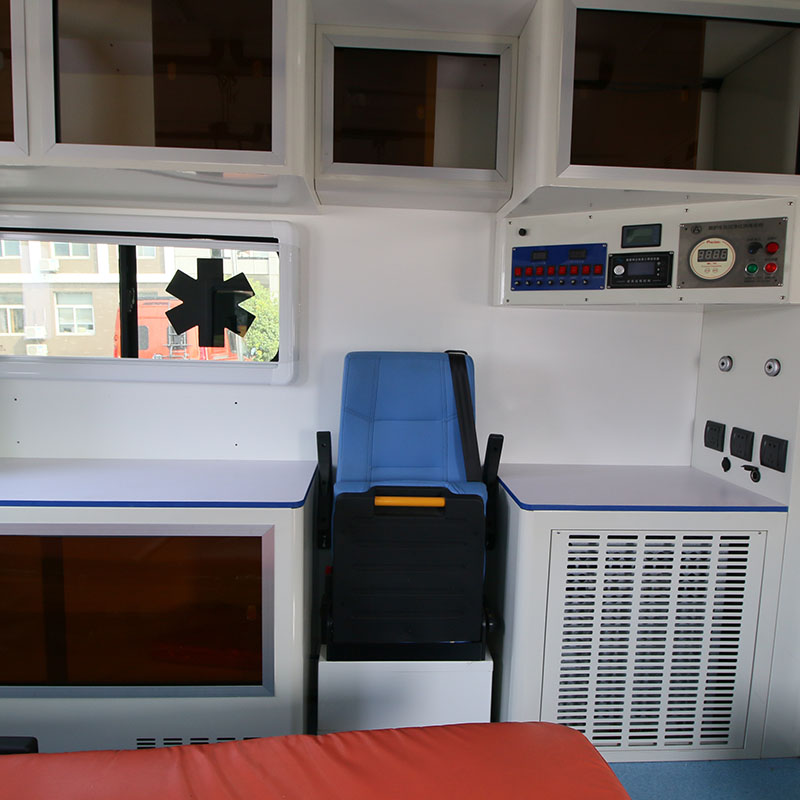 Ambulância com cabine quadrada